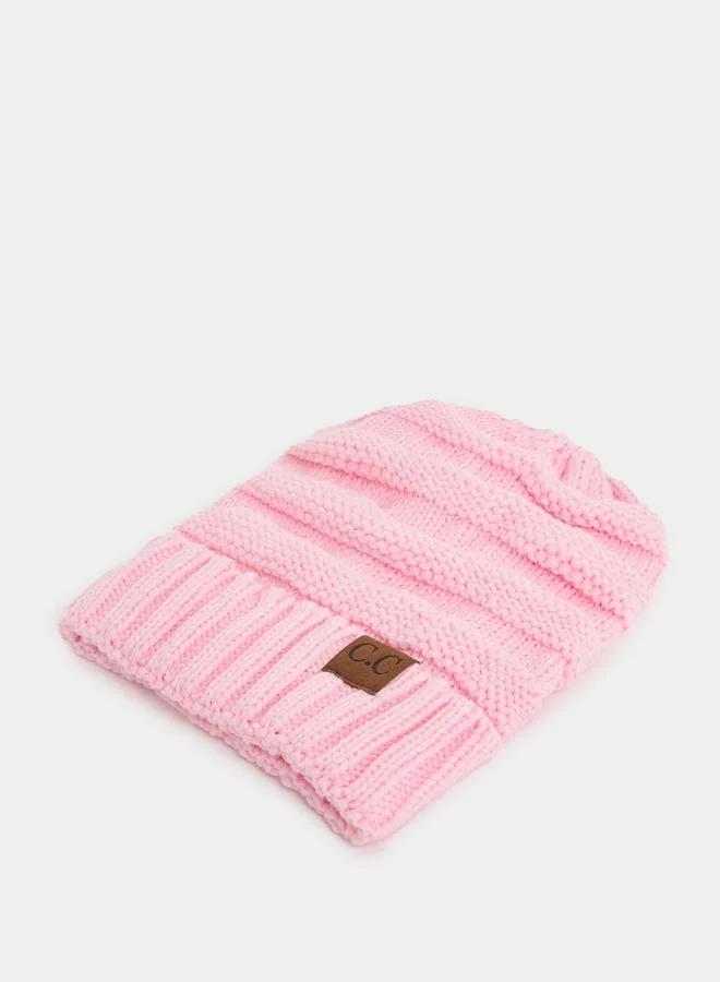 ستايلي قبعة بينيه محبوكة ومزينة بشارة